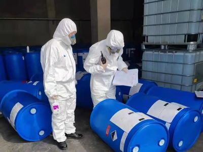 嚴把安全關 海關關員深入企業倉庫開展危險品包裝現場查驗